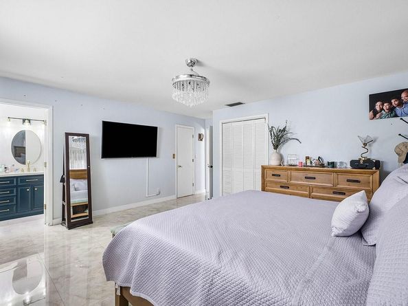 9040 NW 20th St, Pembroke Pines FL 33024