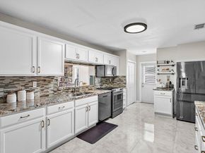 9040 NW 20th St, Pembroke Pines FL 33024