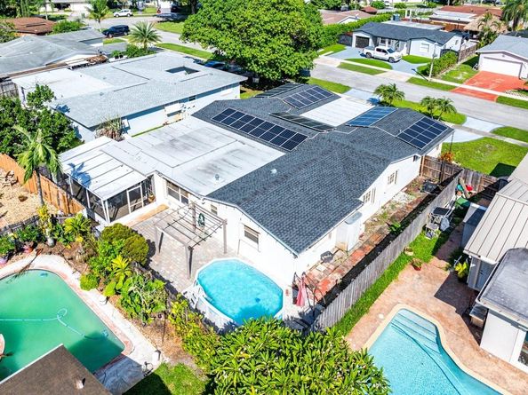 9040 NW 20th St, Pembroke Pines FL 33024