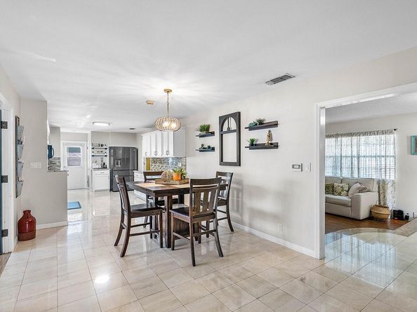 9040 NW 20th St, Pembroke Pines FL 33024