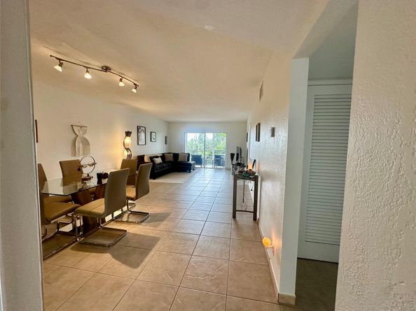 3010 NE 16th Ave 405, Oakland Park FL 33334