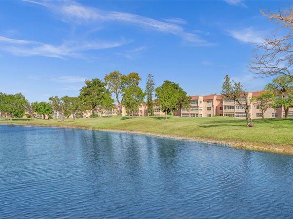 9421 Sunrise Lakes Blvd 206, Sunrise FL 33322