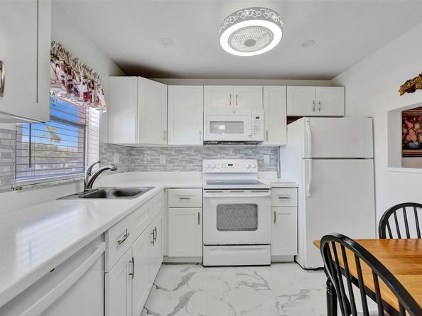 9421 Sunrise Lakes Blvd 206, Sunrise FL 33322
