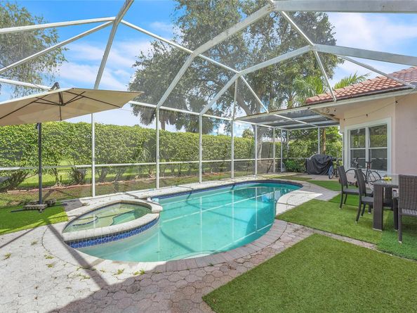 7701 Highlands Cir, Margate FL 33063
