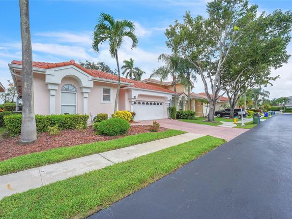 7701 Highlands Cir, Margate FL 33063