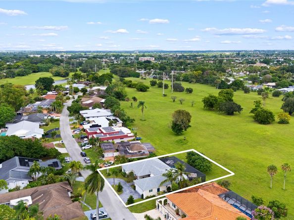 4906 N Travelers Palm Ln, Tamarac FL 33319