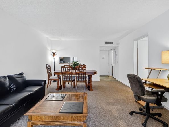5220 Las Verdes Circle 304, Delray Beach FL 33484