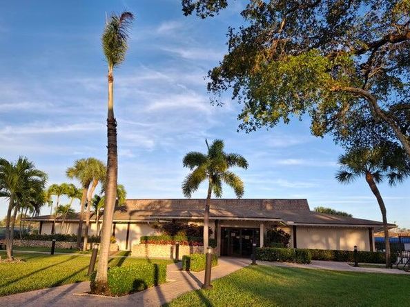5220 Las Verdes Circle 304, Delray Beach FL 33484