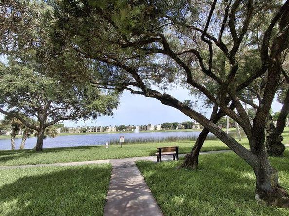 5220 Las Verdes Circle 304, Delray Beach FL 33484