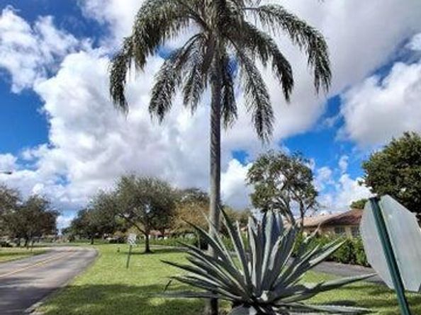 5220 Las Verdes Circle 304, Delray Beach FL 33484