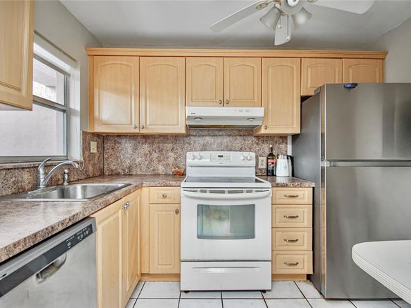 9460 Sunrise Lakes Blvd 202, Sunrise FL 33322