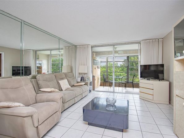 9460 Sunrise Lakes Blvd 202, Sunrise FL 33322