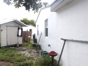 3075 NW 68th St, Miami FL 33147