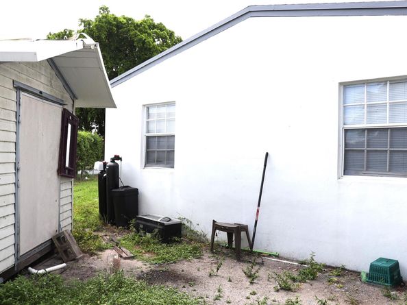 3075 NW 68th St, Miami FL 33147