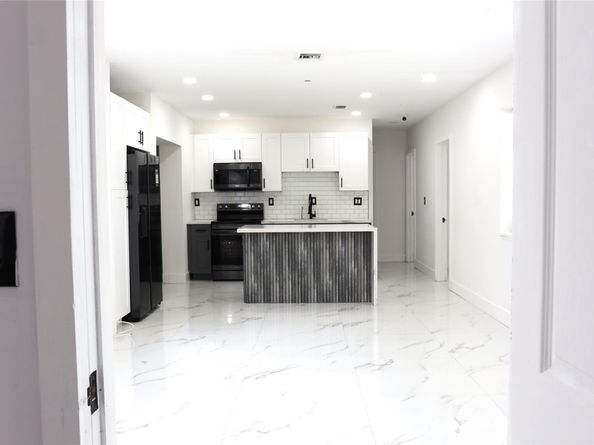 3075 NW 68th St, Miami FL 33147