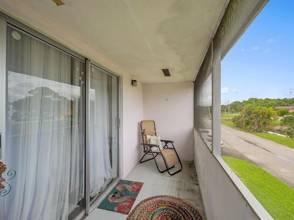 312 Sheffield M, West Palm Beach FL 33417