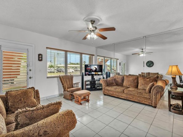 1000 SW 10th Ave P4, Hallandale Beach FL 33009
