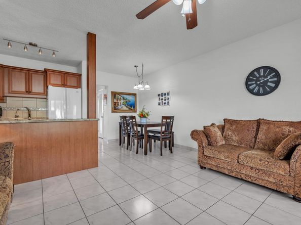 1000 SW 10th Ave P4, Hallandale Beach FL 33009