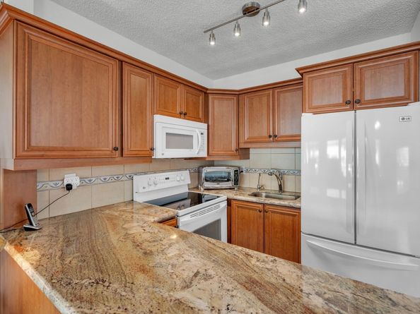 1000 SW 10th Ave P4, Hallandale Beach FL 33009