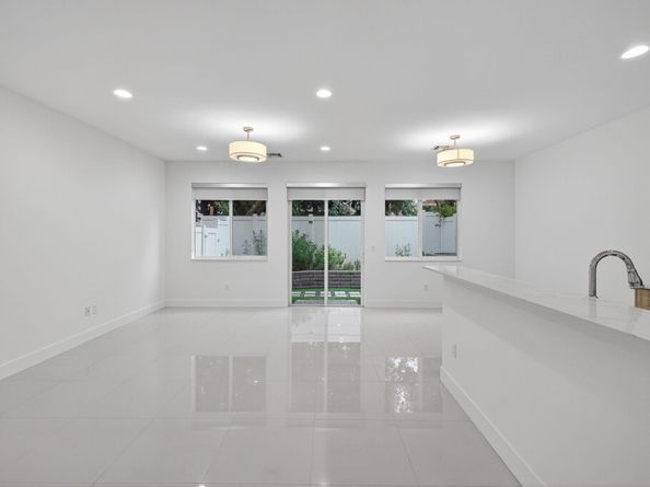 737 SE 1st Ct 737, Pompano Beach FL 33060