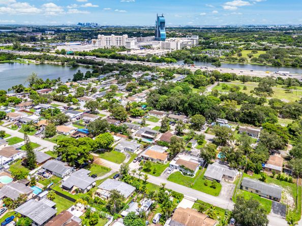5811 SW 53rd Terrace, Davie FL 33314