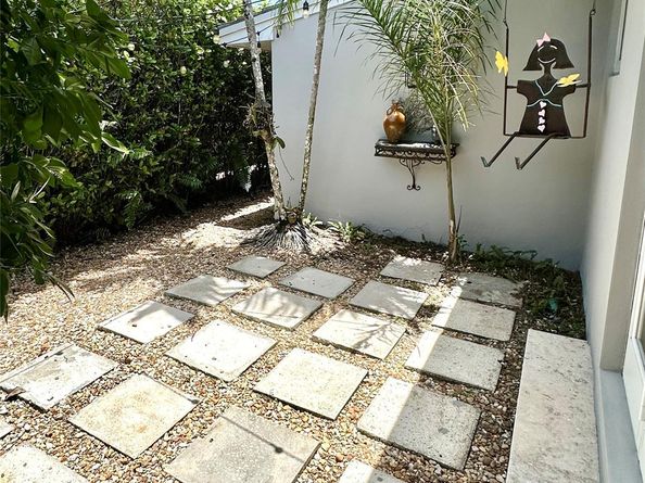 1136 Placetas Ave, Coral Gables FL 33146