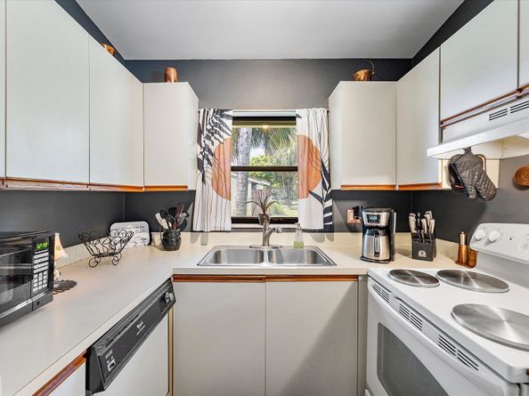 11 Meadows Drive, Boynton Beach FL 33436