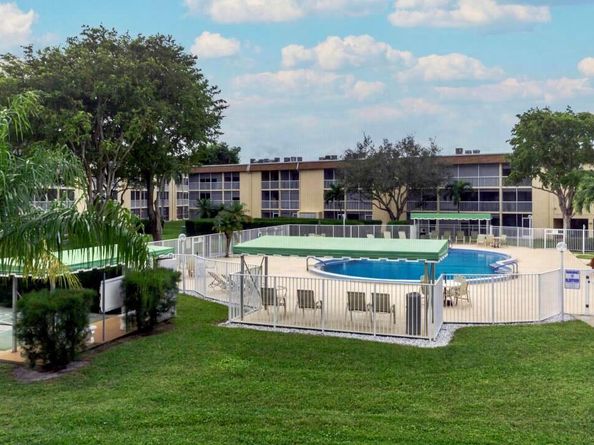 400 Village Green 216 Circle W 216, Palm Springs FL 33461