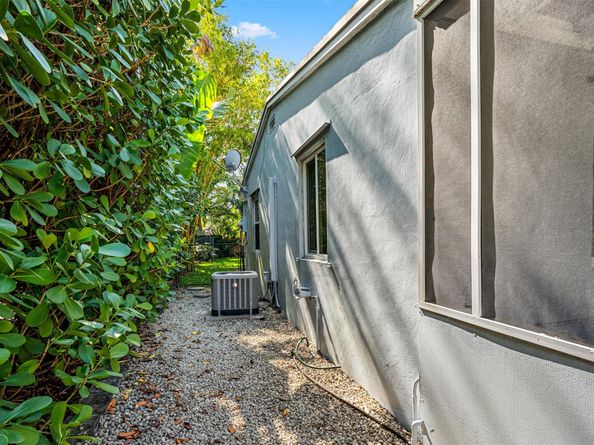 1413 SW 23rd Ave, Fort Lauderdale FL 33312