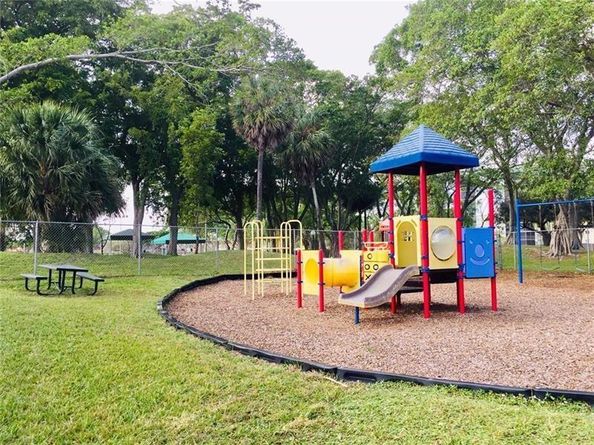 2306 S Cypress Bend Dr 319, Pompano Beach FL 33069