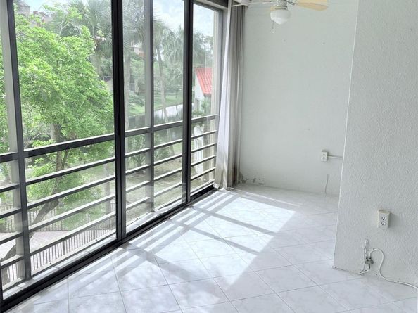 2306 S Cypress Bend Dr 319, Pompano Beach FL 33069