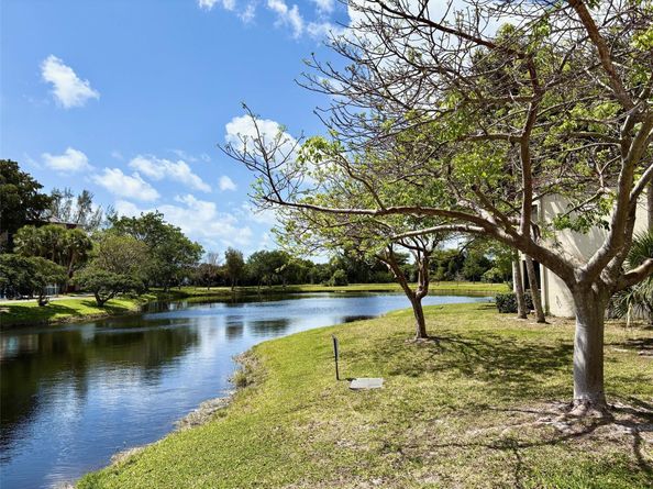 2306 S Cypress Bend Dr 319, Pompano Beach FL 33069