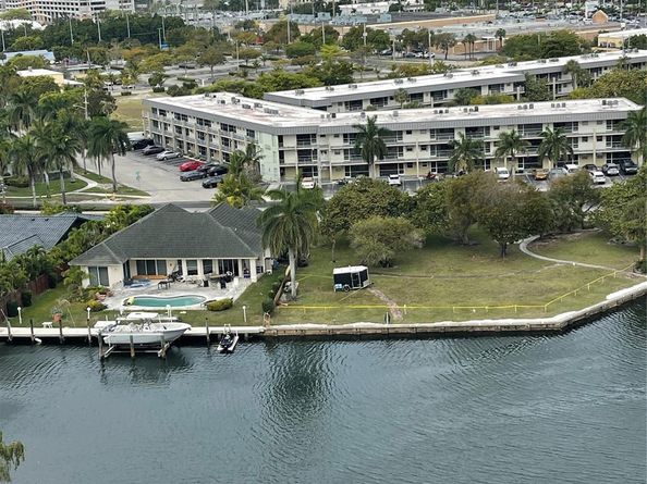 427 Golden Isles Dr 14C, Hallandale Beach FL 33009