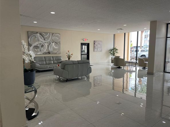 427 Golden Isles Dr 14C, Hallandale Beach FL 33009