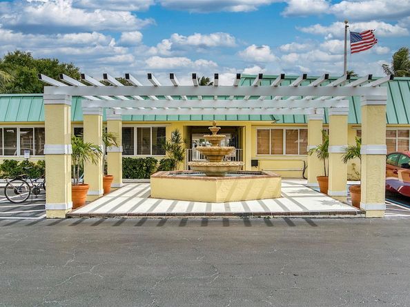 809 Putter Place, Pompano Beach FL 33069
