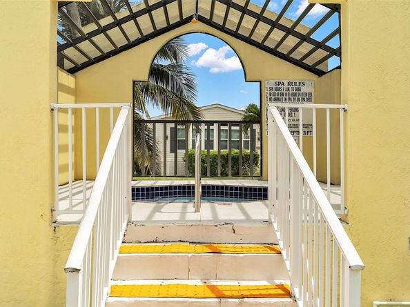 809 Putter Place, Pompano Beach FL 33069