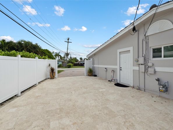 2228 SE 10th St, Pompano Beach FL 33062