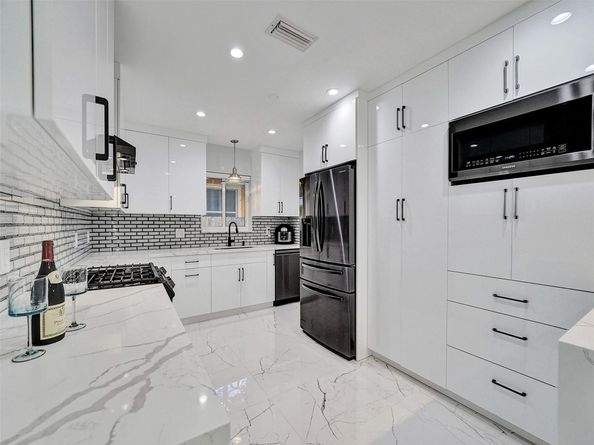 3204 Robbins Rd, Pompano Beach FL 33062