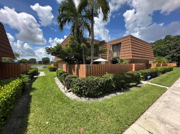 246 Charter Way, West Palm Beach FL 33407