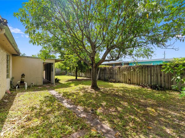 9700 NW 10th St, Pembroke Pines FL 33024
