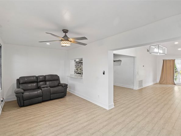 9700 NW 10th St, Pembroke Pines FL 33024