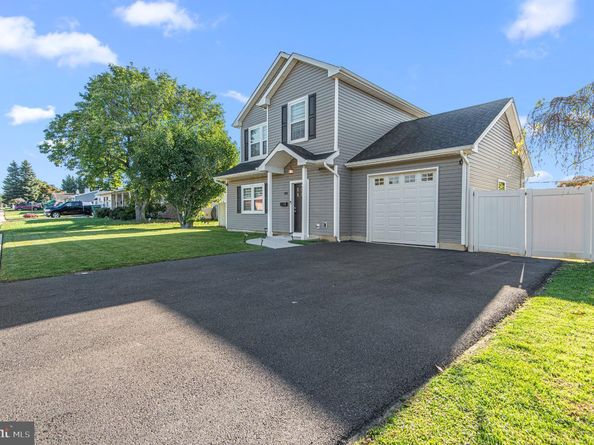 285 Magnolia Drive, Levittown PA 19054