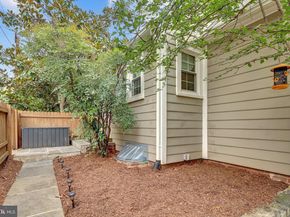 1130 17TH Street S, Arlington VA 22202