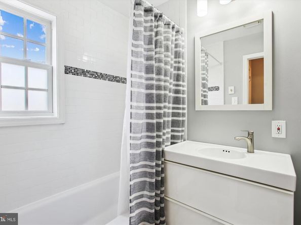1612 W Abingdon Drive 202, Alexandria VA 22314