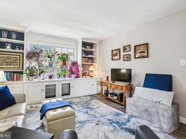 1612 W Abingdon Drive 202, Alexandria VA 22314