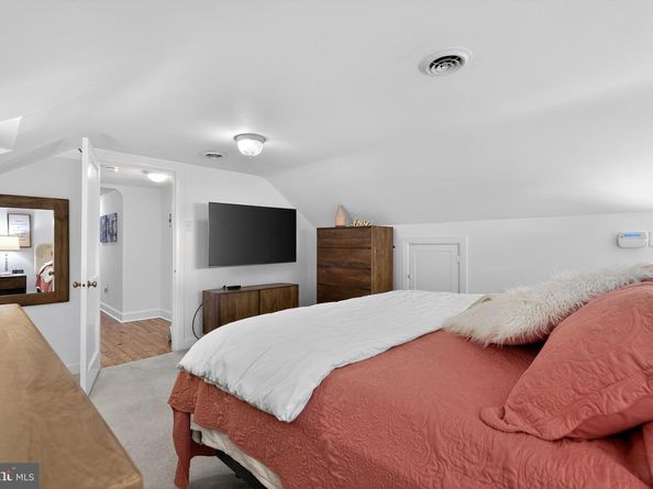 828 Hoffnagle Street, Philadelphia PA 19111