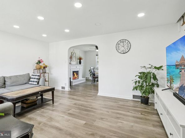 907 Glenview Street, Philadelphia PA 19111