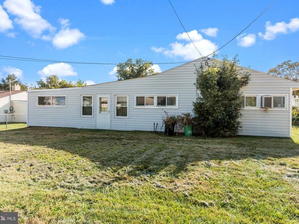 14 Vista Road, Levittown PA 19057
