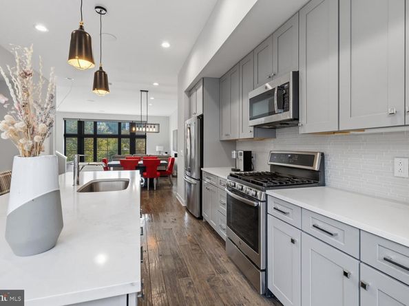 4586 Riverside Way, Philadelphia PA 19127