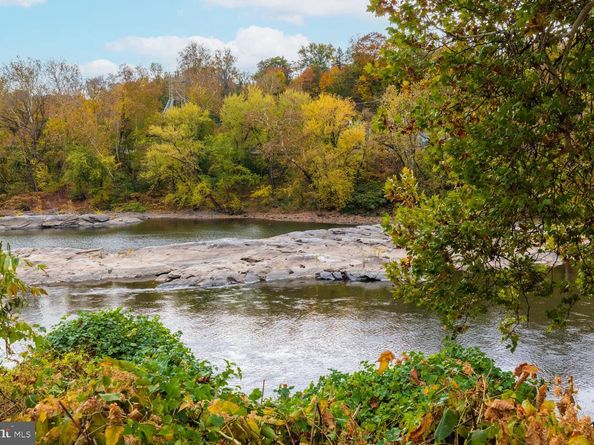 4586 Riverside Way, Philadelphia PA 19127